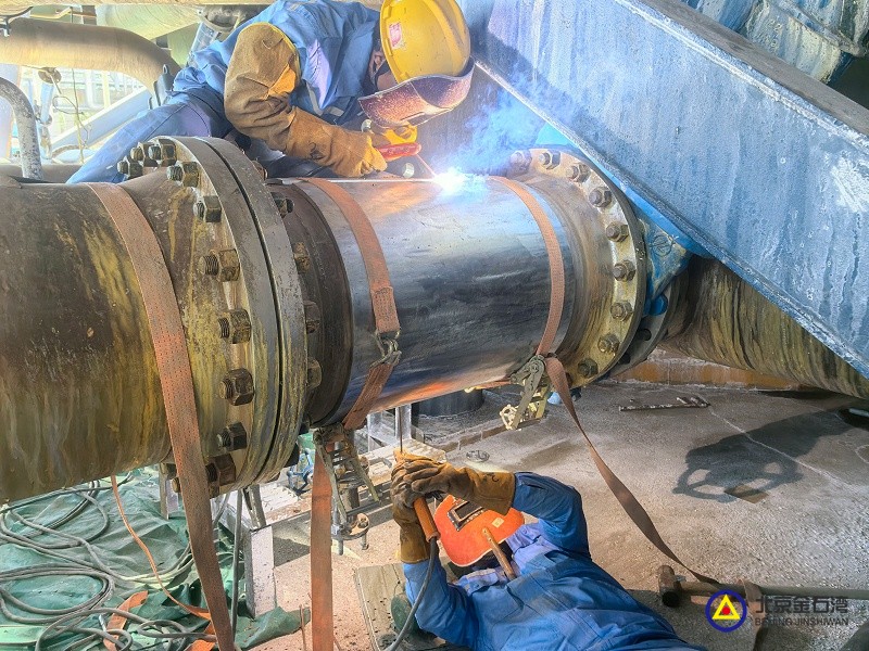 10联九559开孔封堵项目管件焊接，夹板阀倒运。