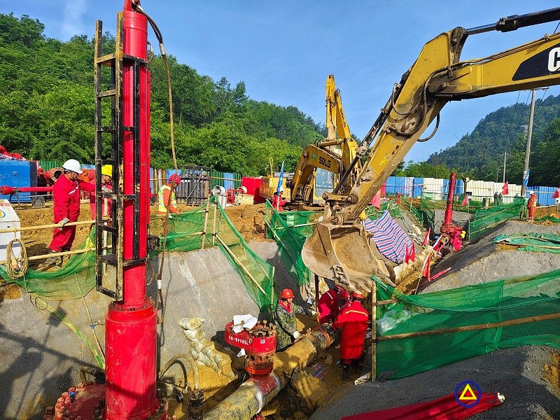 95上游甲方塞清管球，下游下隔离囊