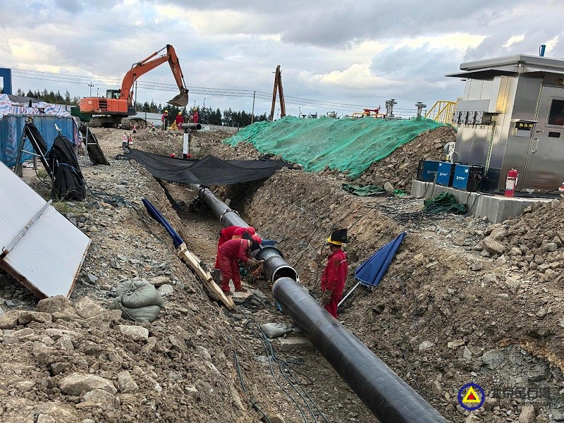 23DN300放空管埋地部分防腐完成，水泥基础加垫板，D500出站管道组对焊接。