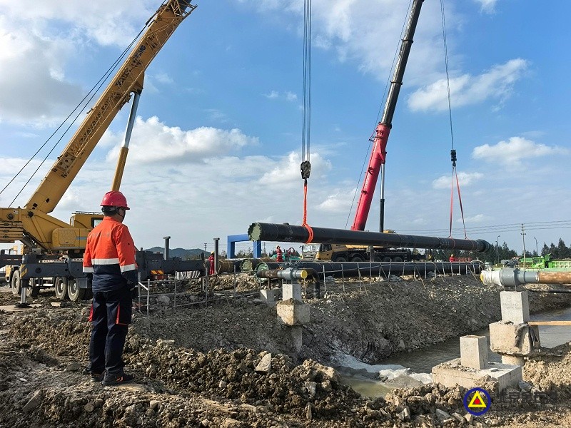 28，1016预制管段吊装下沟