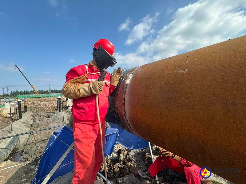 55舟山安装项目1016管线焊接，610管线对口，放空管线除锈刷漆